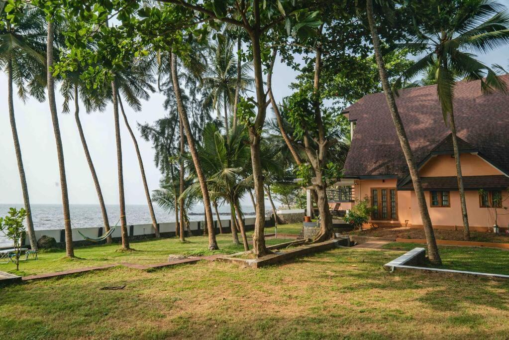 Baywatch By Grha - A Picturesque Beachfront Villa Kozhikode Esterno foto