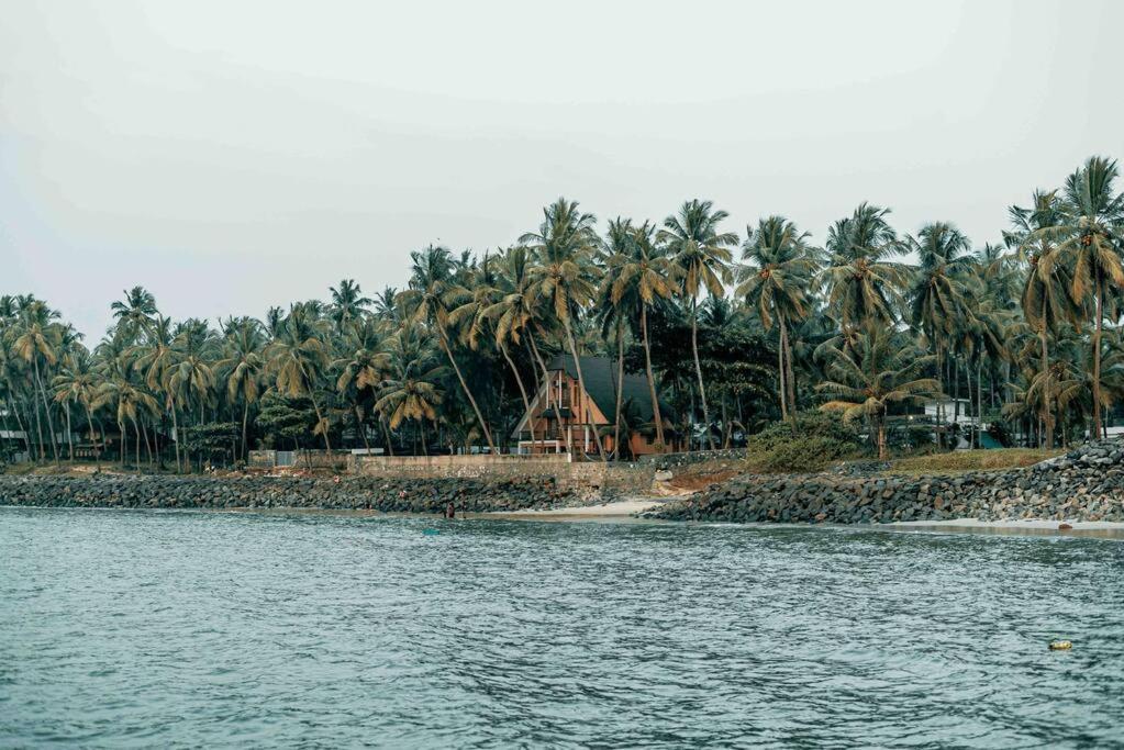 Baywatch By Grha - A Picturesque Beachfront Villa Kozhikode Esterno foto