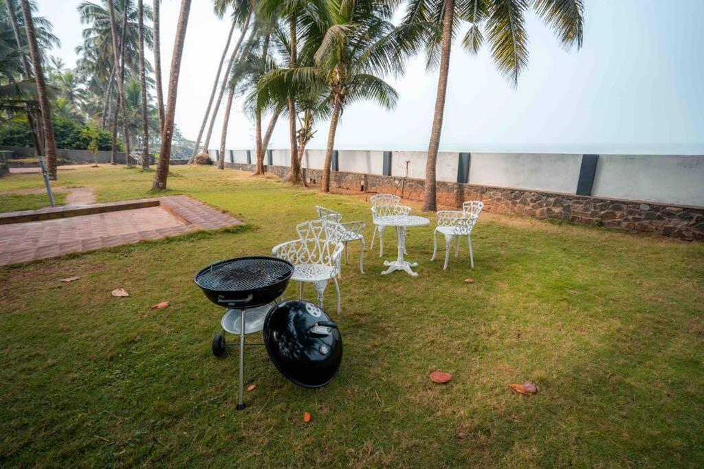 Baywatch By Grha - A Picturesque Beachfront Villa Kozhikode Esterno foto