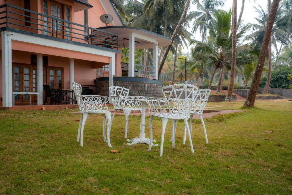 Baywatch By Grha - A Picturesque Beachfront Villa Kozhikode Esterno foto