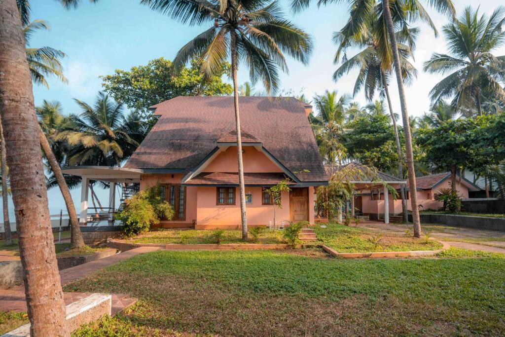 Baywatch By Grha - A Picturesque Beachfront Villa Kozhikode Esterno foto