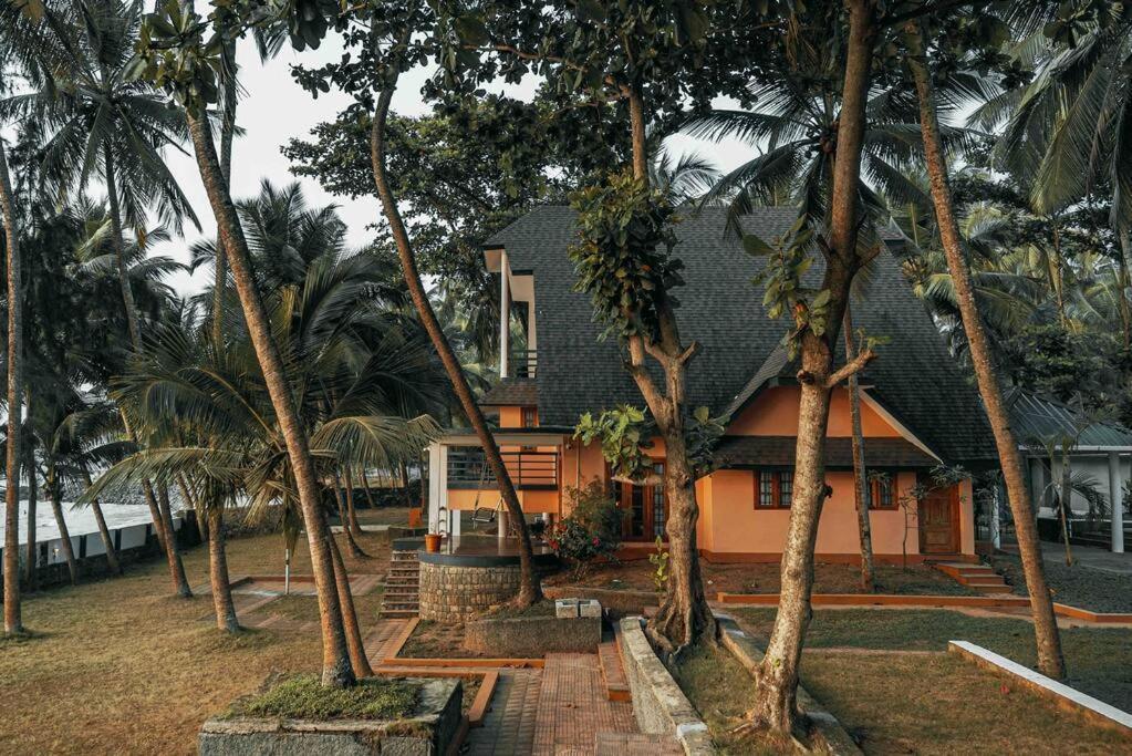 Baywatch By Grha - A Picturesque Beachfront Villa Kozhikode Esterno foto