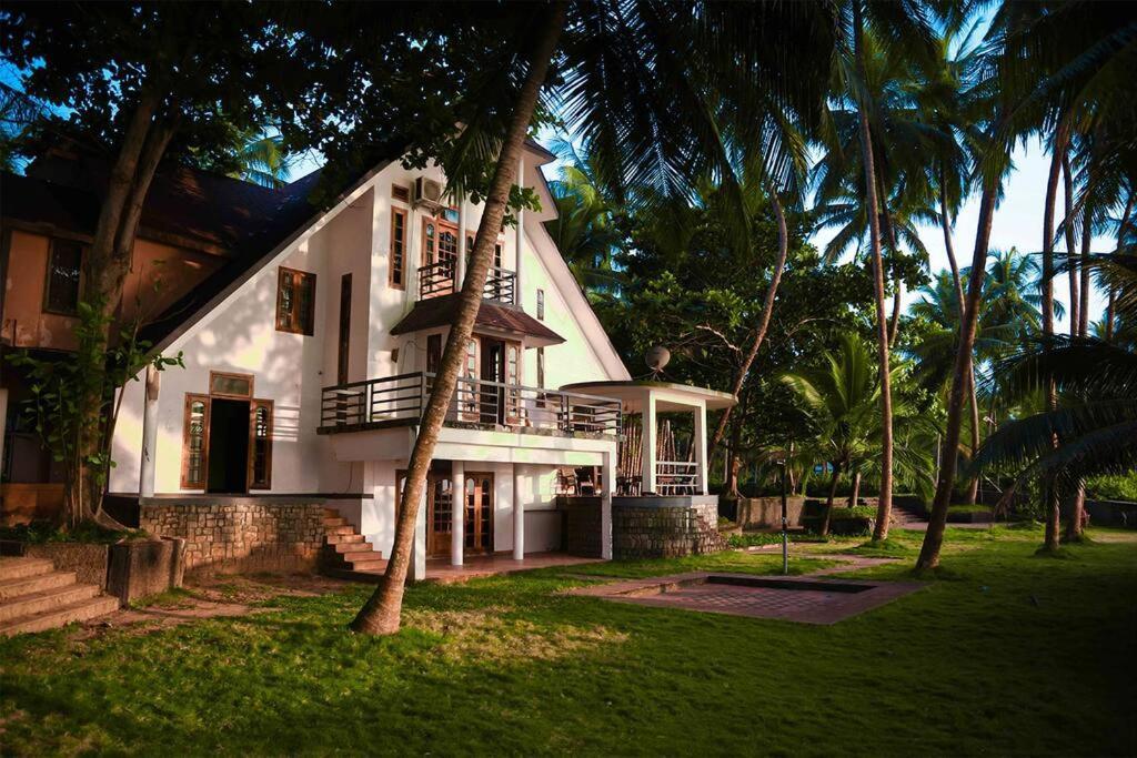 Baywatch By Grha - A Picturesque Beachfront Villa Kozhikode Esterno foto