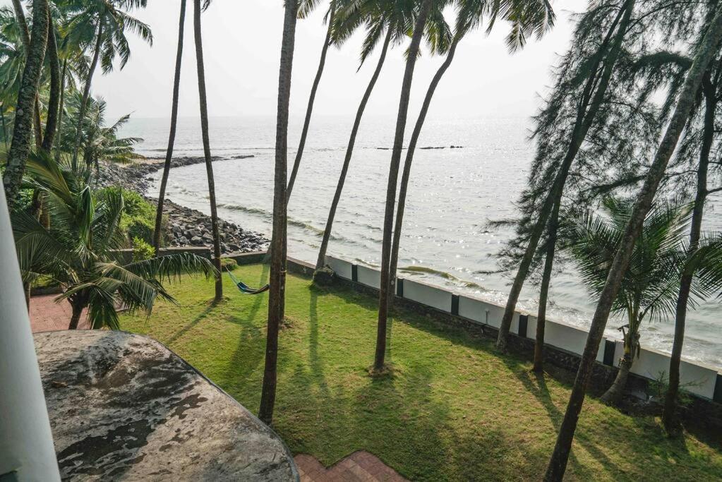 Baywatch By Grha - A Picturesque Beachfront Villa Kozhikode Esterno foto